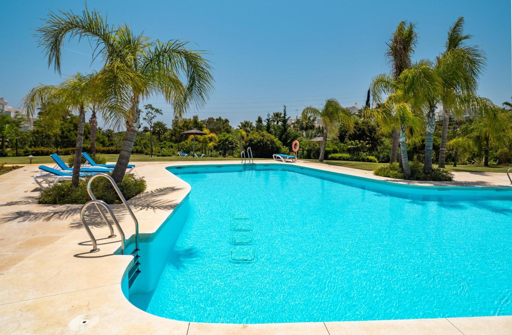 Alcazaba Lagoon 2425 Luxury Private Beach Естепона Екстериор снимка