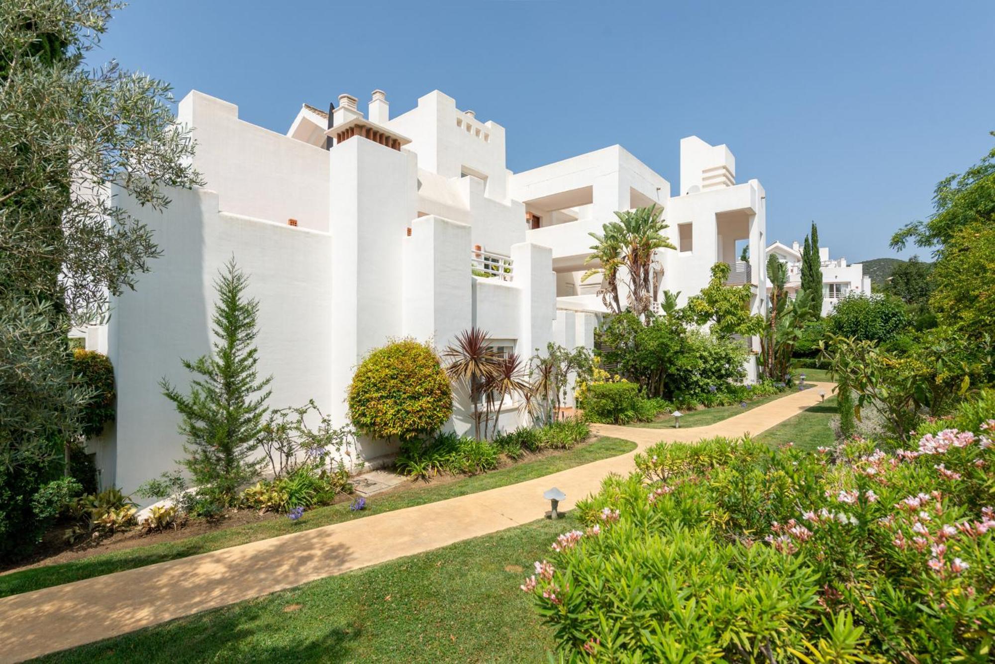 Alcazaba Lagoon 2425 Luxury Private Beach Естепона Екстериор снимка
